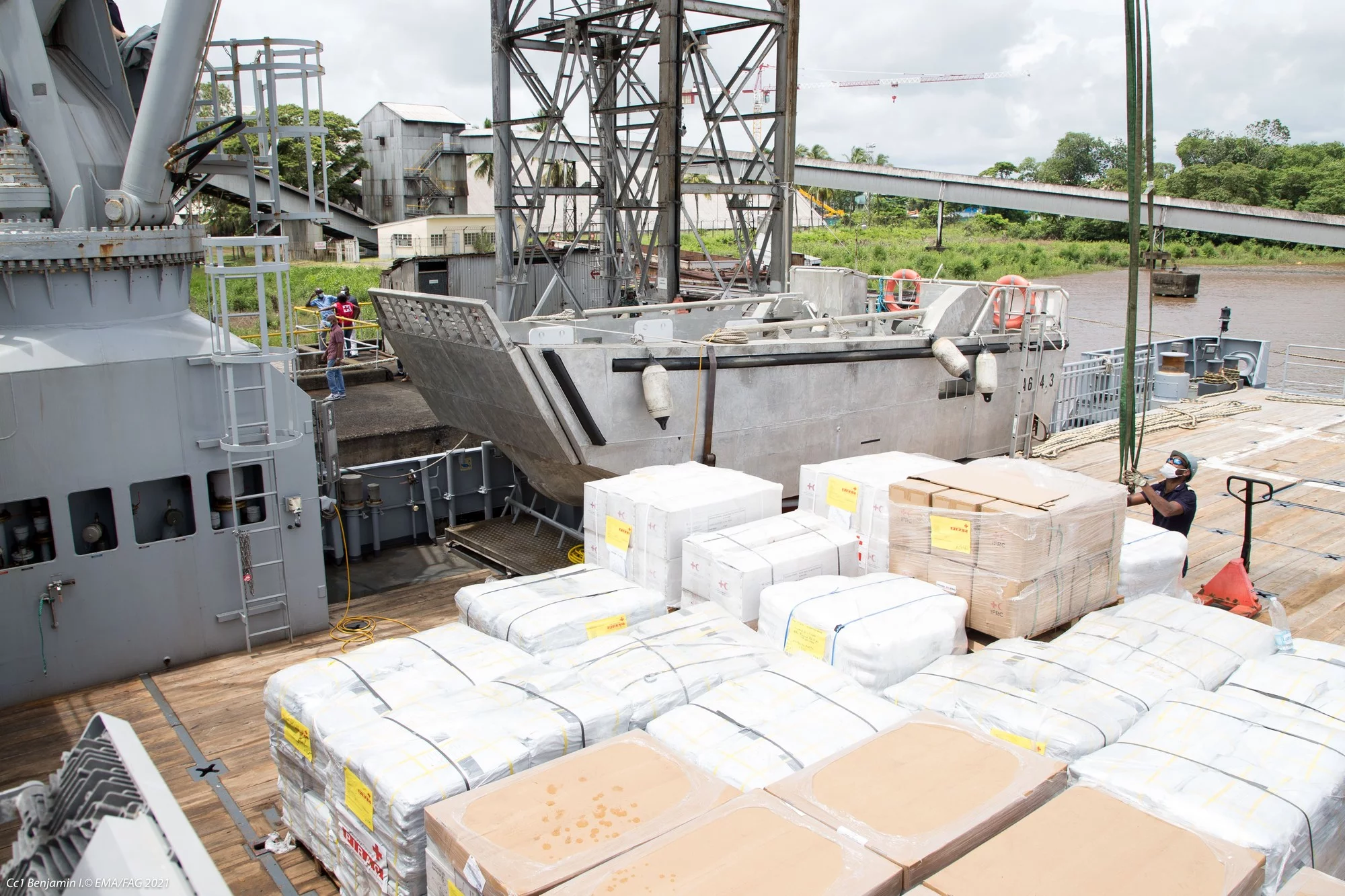 Déchargement à Georgetown des trente-trois palettes de fret humanitaire