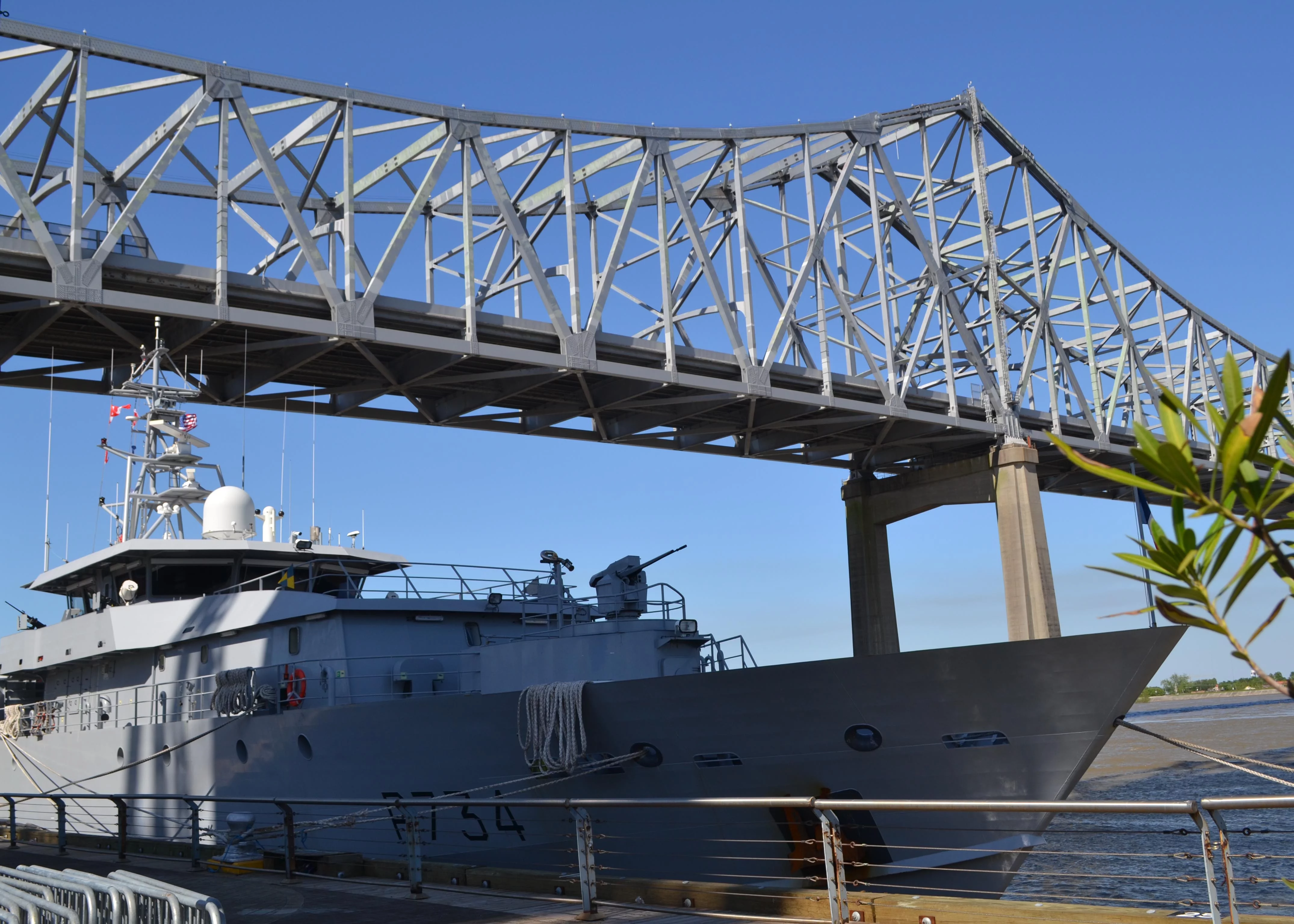 Le patrouilleur La Résolue dans le port de La Nouvelle Orléans