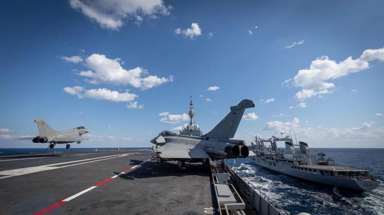 Des appontages sur le porte-avions Charles de Gaulle en plein ravitaillement à la mer