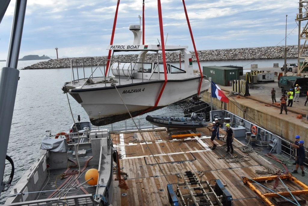 Le Champlain embarque une vedette destinée à Madagascar