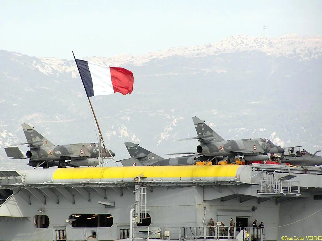 Des avions de chasse sur le pont d'envol