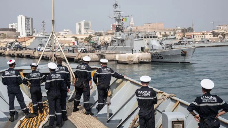 La frégate Ventôse et le patrouilleur Cdt Birot dans le port de Dakar