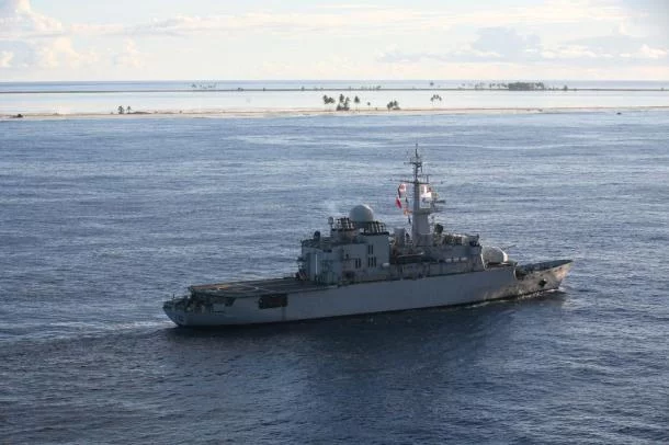 Le Prairial au large de l'atoll de Clipperton