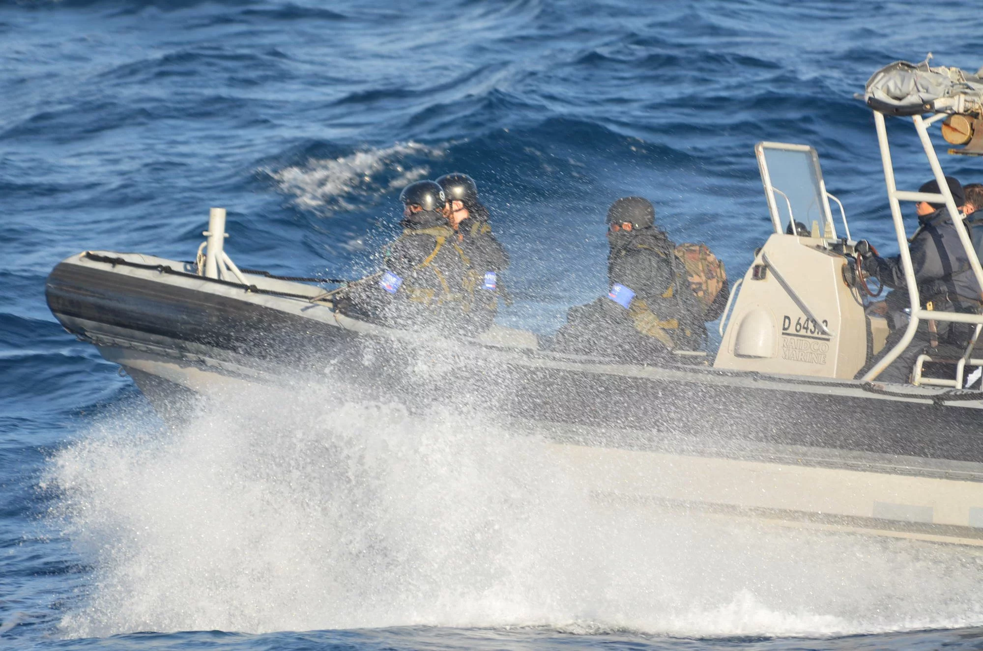 L'équipe de visite du Jean de Vienne à bord d'une embarcation semi-rigide