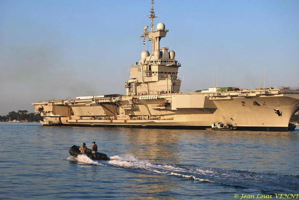 Le Charles de Gaulle sort du bassin