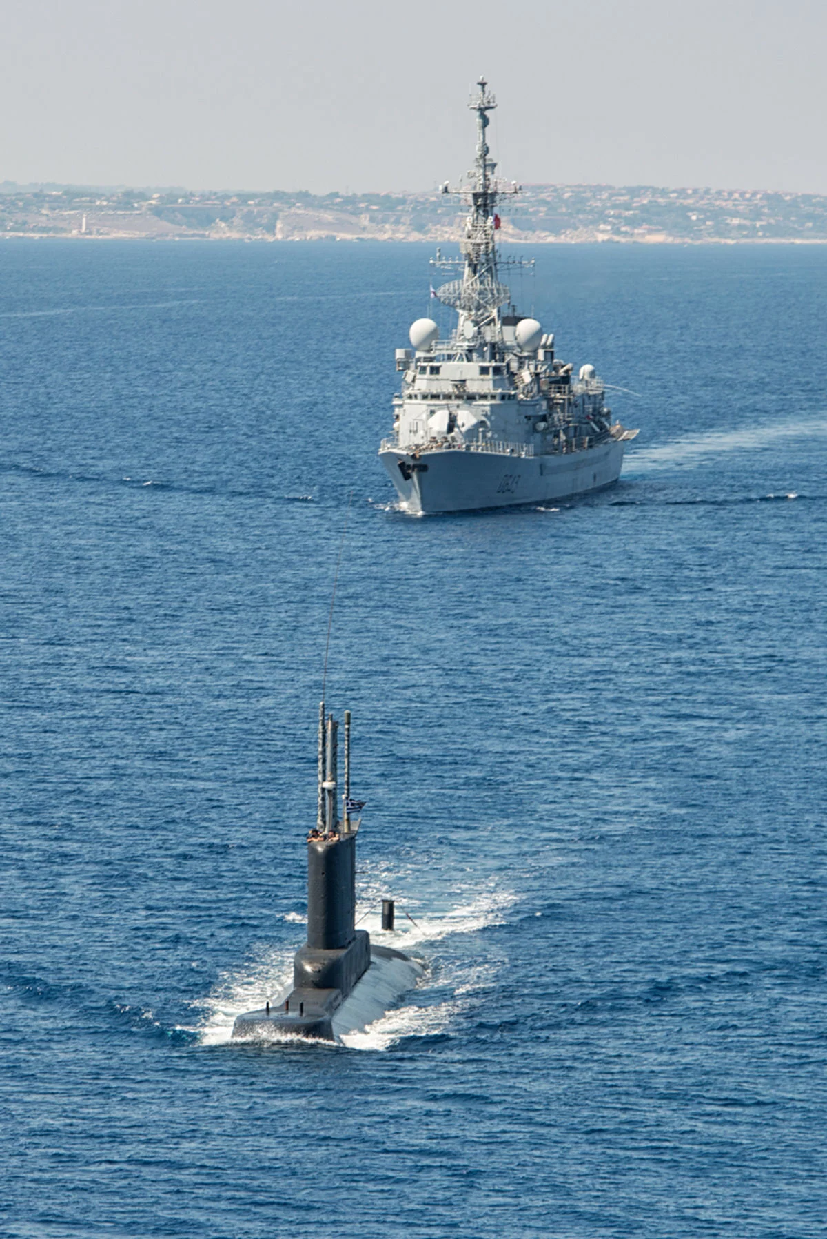 Le sous-marin grec Poséidon devant la frégate Jean de Vienne