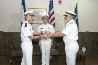 Le contre-amiral Olivier Lebas a passé le commandement de la force navale CTF 150 au contre-amiral pakistanais Naveed Ahmed Rizvi