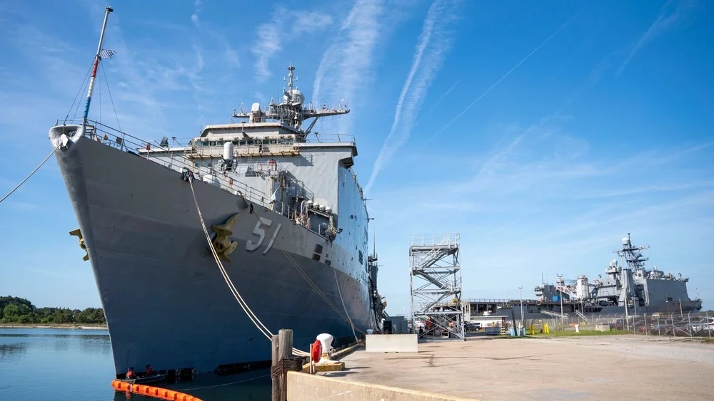 Le navire amphibie USS Oak Hill