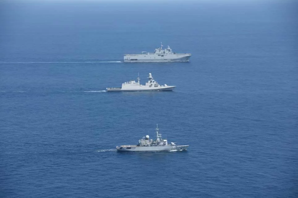 Le porte-hélicoptère Dixmude, la frégate Ventôse et la frégate italienne Federico Martinengo