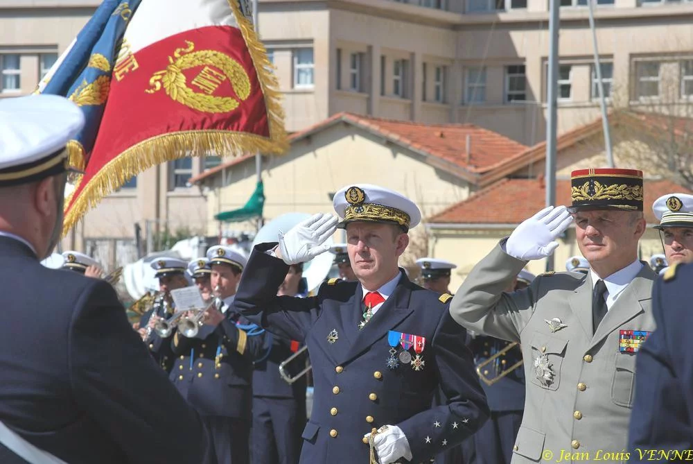 Les autorités saluent le drapeau