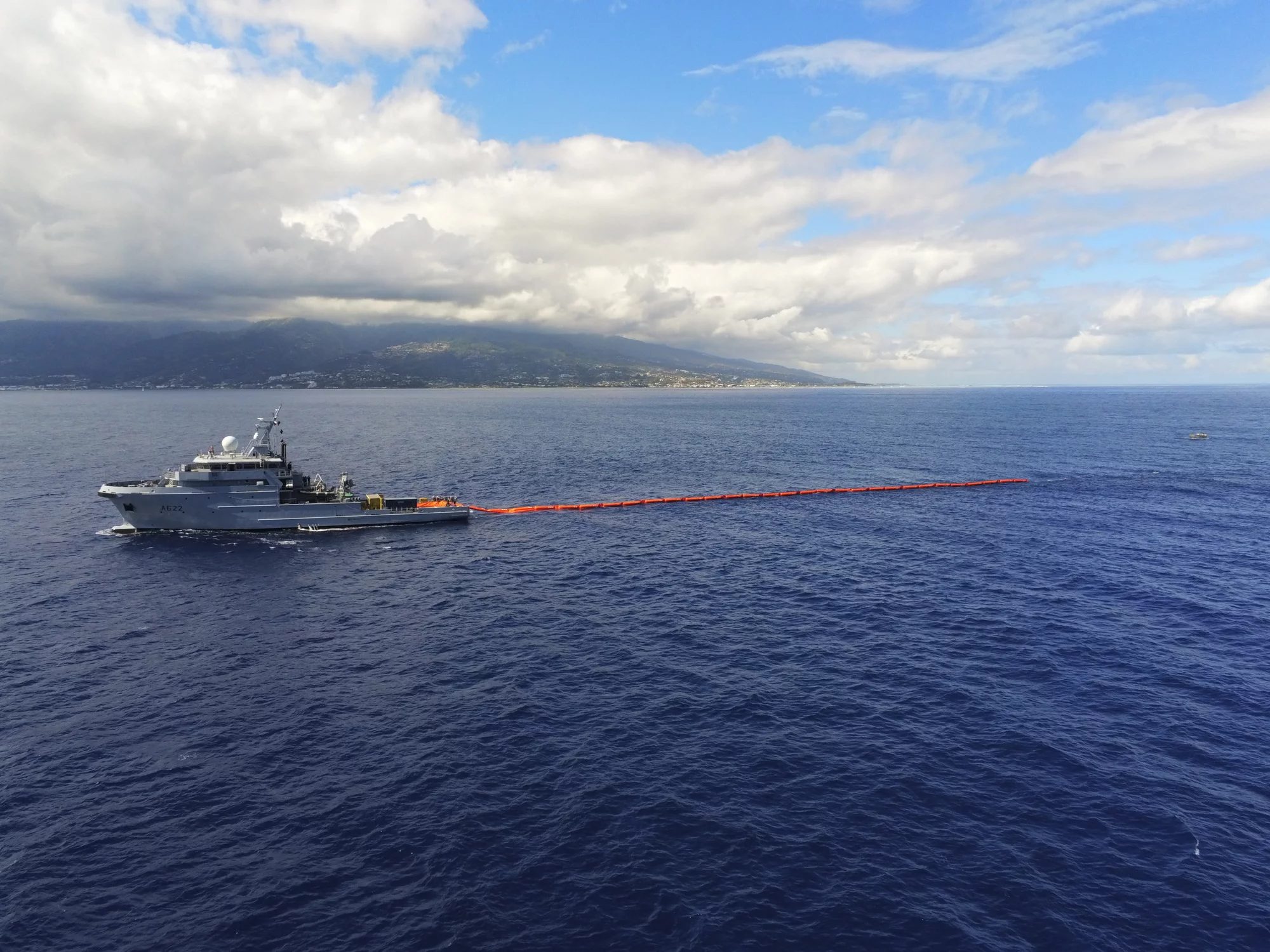 Le bâtiment de soutien et d’assistance outre-mer Bougainville remorque un barrage flottant de 150 mètres