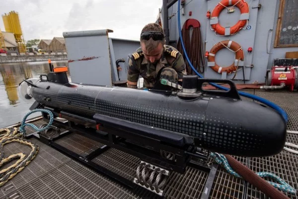 Un plongeur-démineur prépare un drone