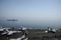 Porte-avions français et américain naviguent côte à côte