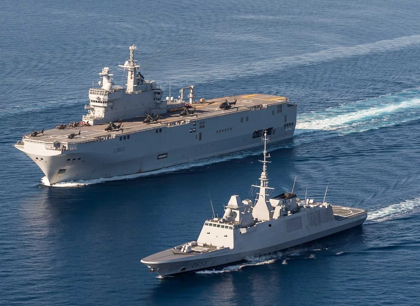 Le BPC Mistral et la frégate Languedoc