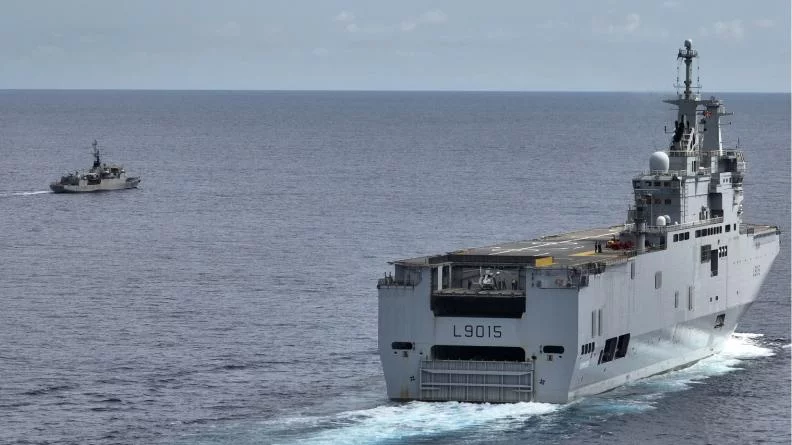 Le porte-hélicoptères Dixmude et le patrouilleur Cdt Ducuing
