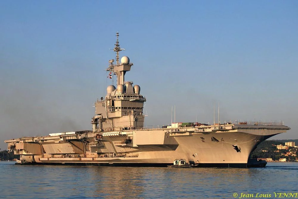 Le Charles de Gaulle sort du bassin