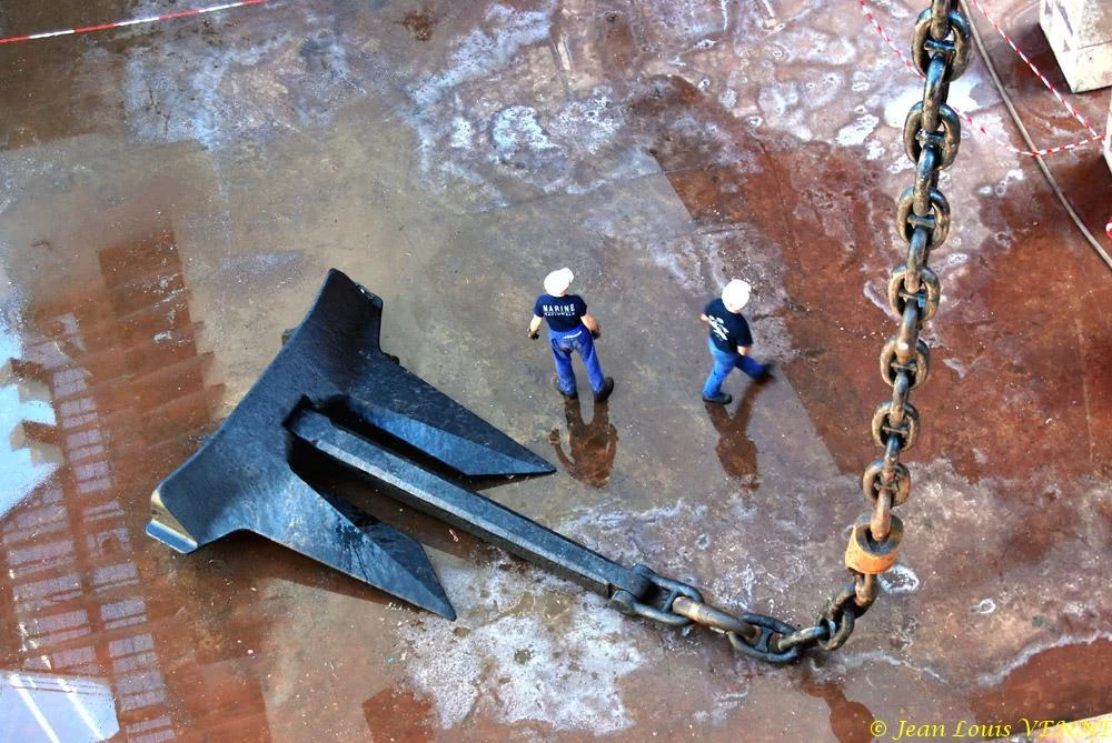 Le Charles de Gaulle ré-embarque ses lignes de mouillage