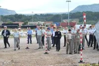 De nombreux officiers de la marine et de l'armée de terre assistent aux essais