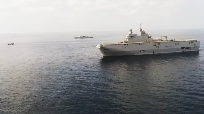 Le porte-hélicoptères amphibie Mistral, la frégate Courbet et un boutre suspect