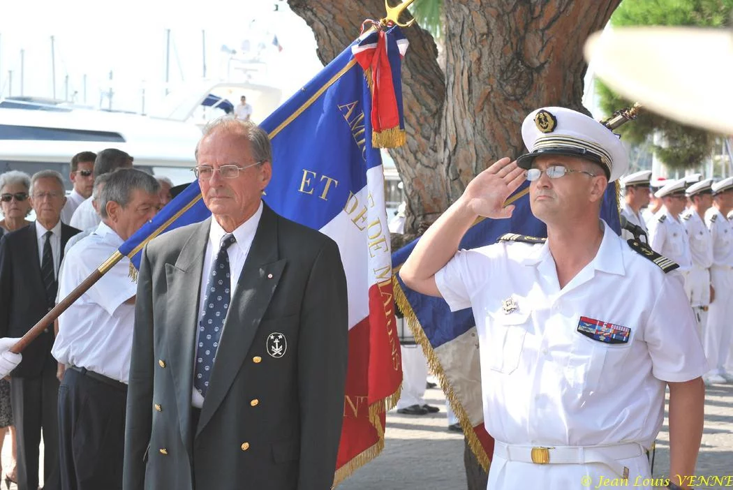 Dépôt d'une gerbe au monument aux morts