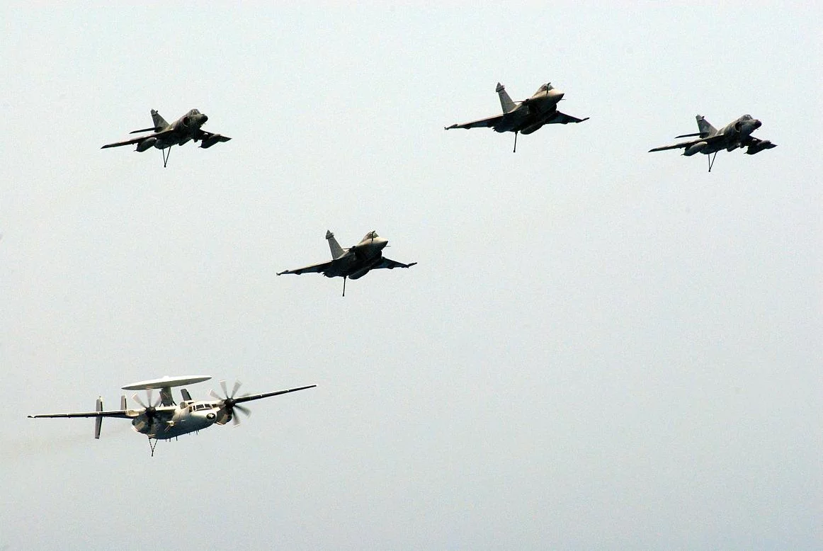 2 Rafale, 2 Super-Etendards et un E-2C Hawkeye