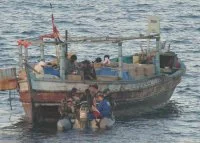 L'équipe de visite du Guépratte se prépare Ã  monter Ã  bord du dhow