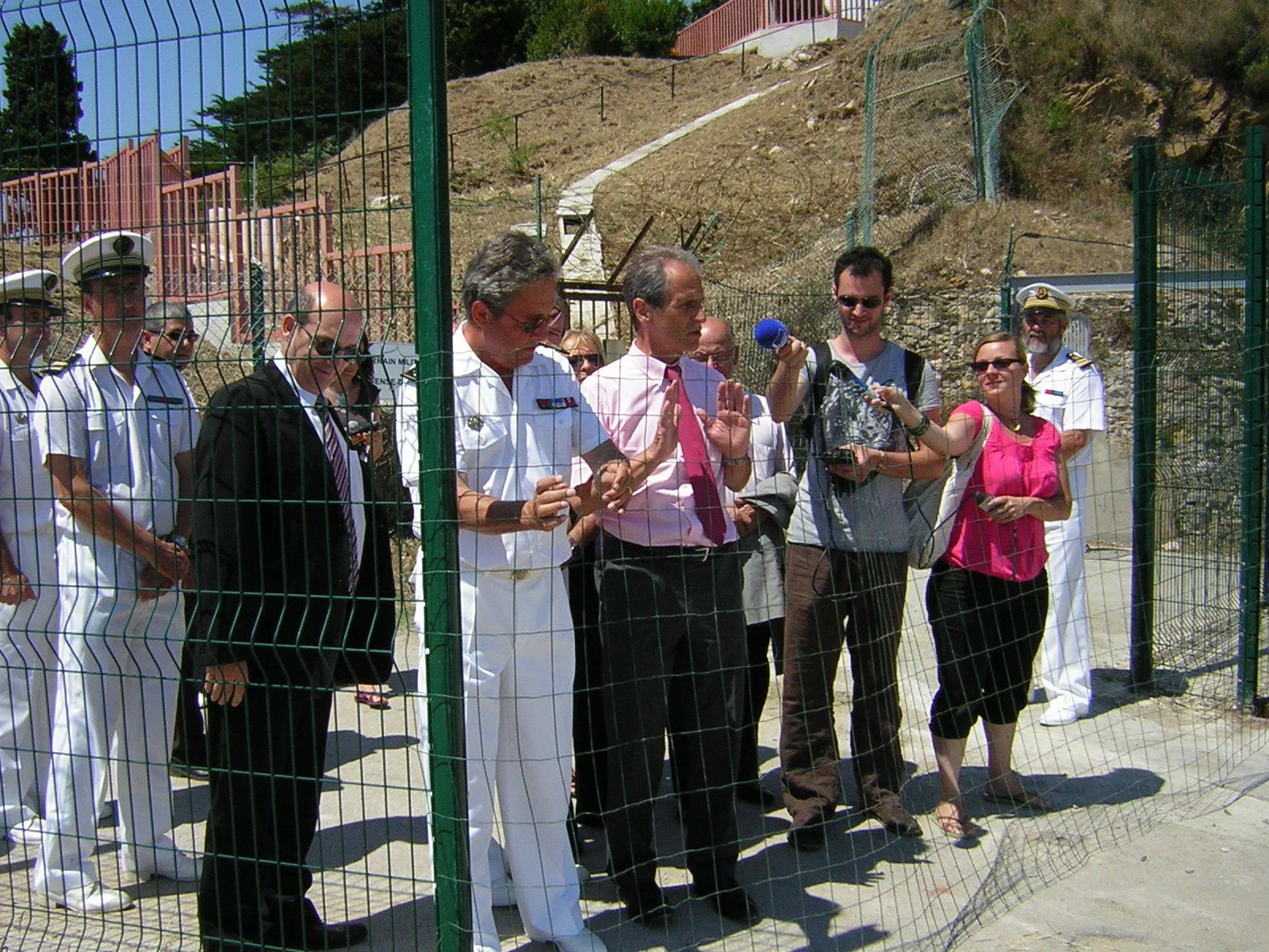 Le préfet maritime ouvre symboliquement la grille