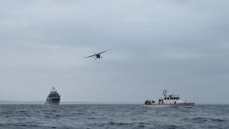 Le Champlain et le patrouilleur côtier malgache Tselatra