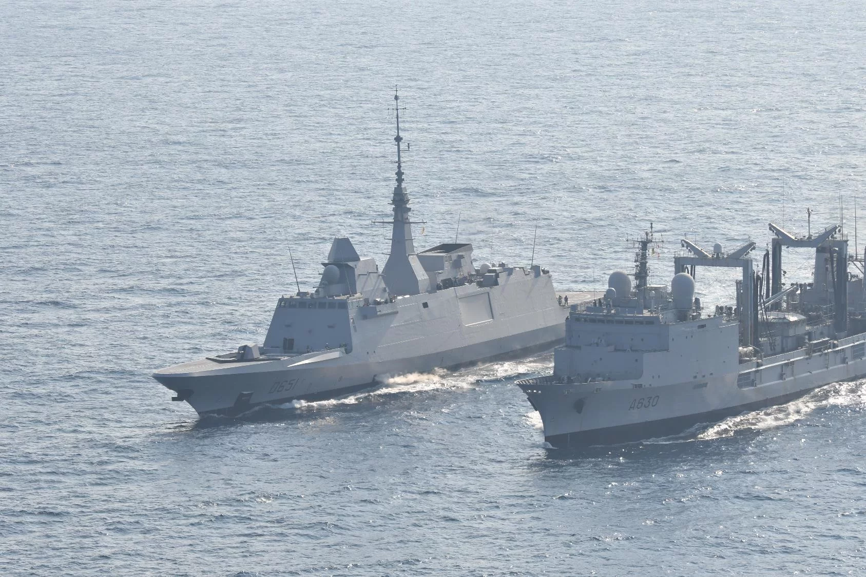 Le pétrolier-ravitalleur Marne ravitaille la frégate Normandie en Méditerranée orientale