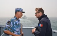 La frégate Vendémiaire effectue un exercice avec la frégate chinoise Weifan