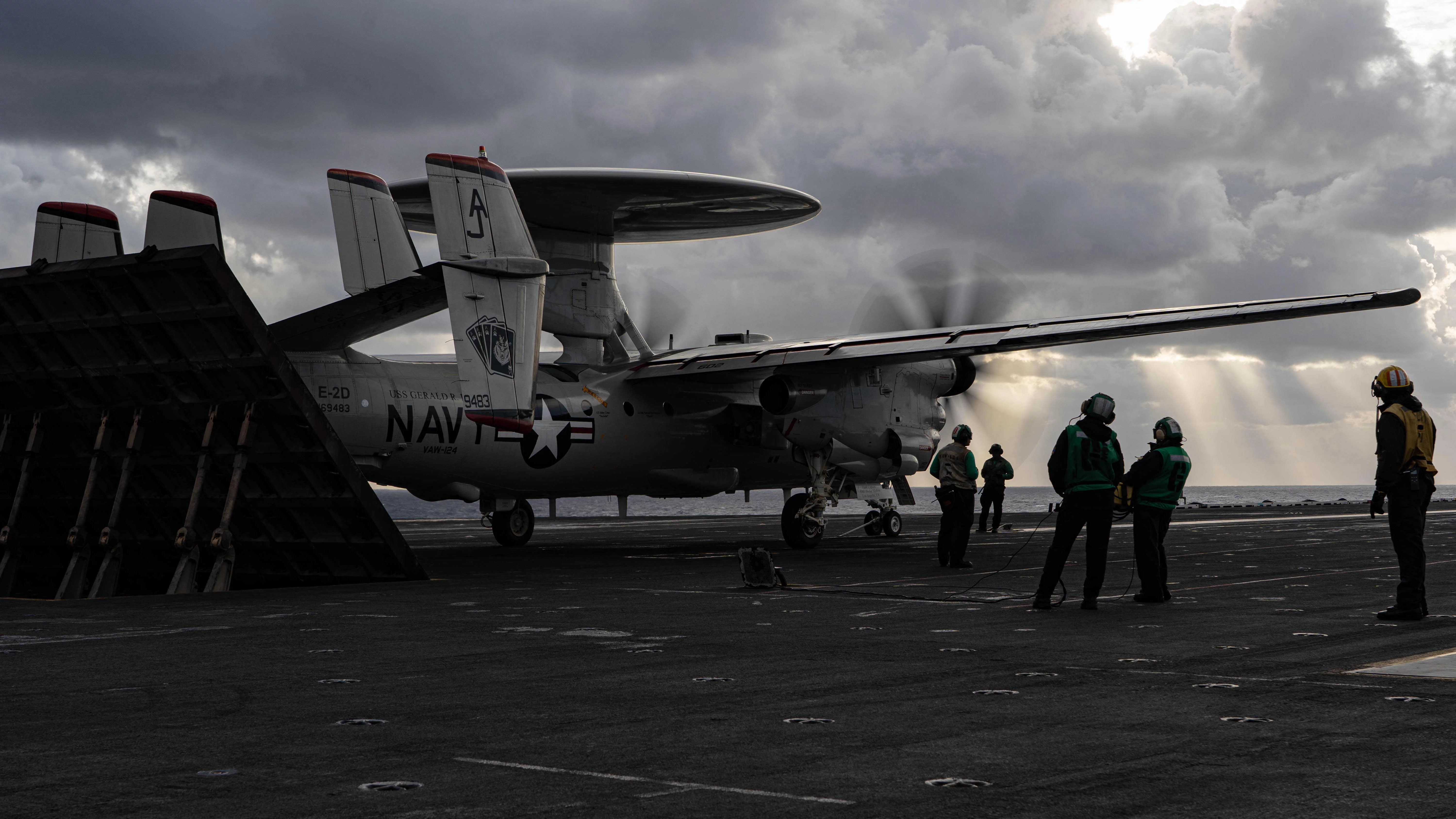 Un avion de guet aérien E-2D Hawkeye décolle du porte-avions USS Gerald R. Ford