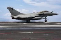 Un Rafale marine décolle du Charles de Gaulle