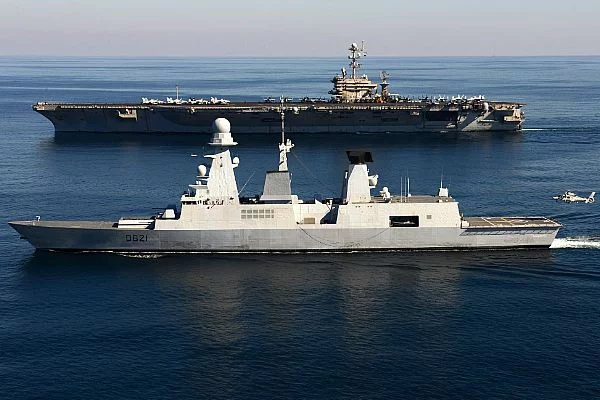 Le Chevalier navigue aux côtés du porte-avions USS John C. Stennis