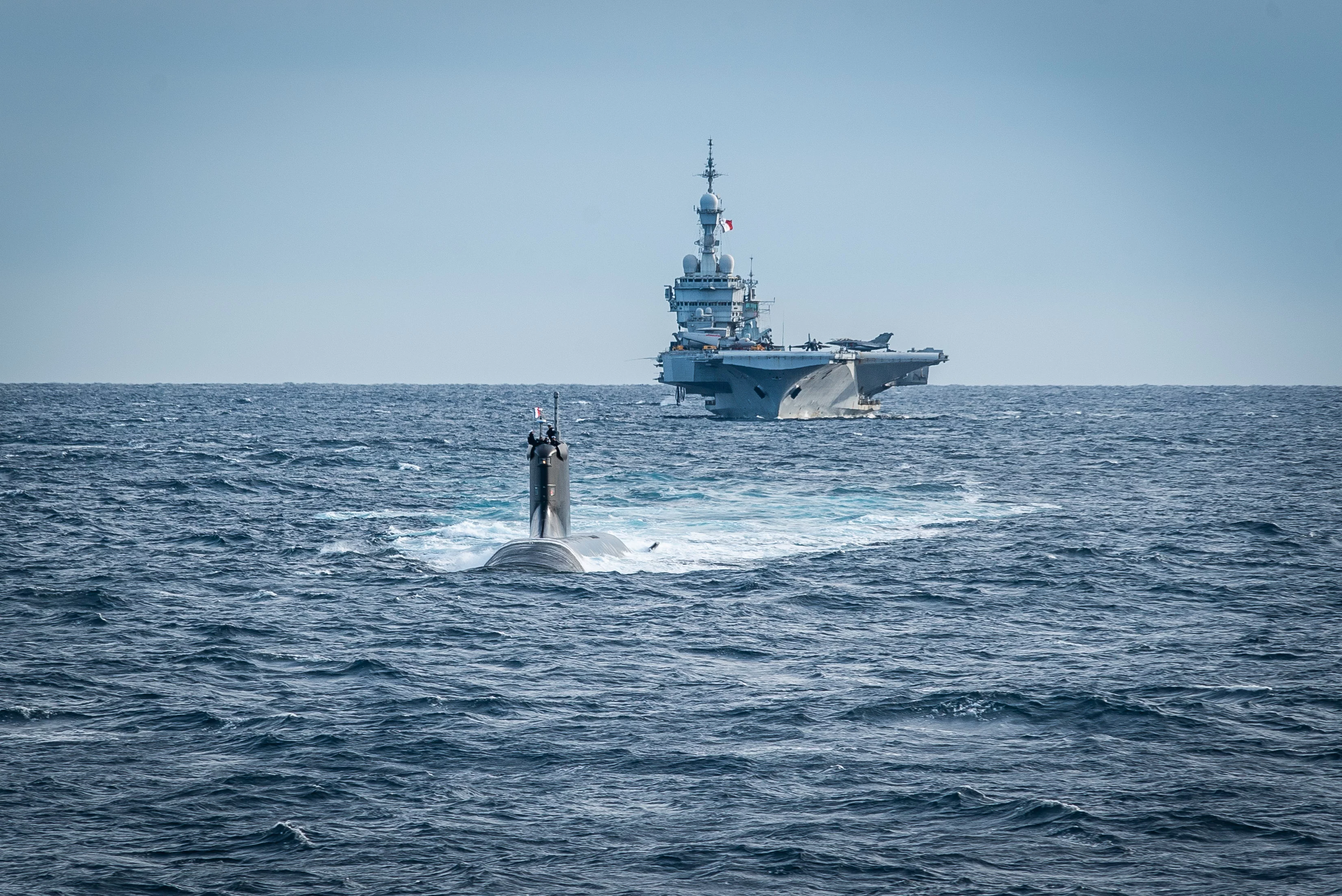 Le sous-marin Suffren et le porte-avions Charles de Gaulle lors de l'exercice Polaris 21