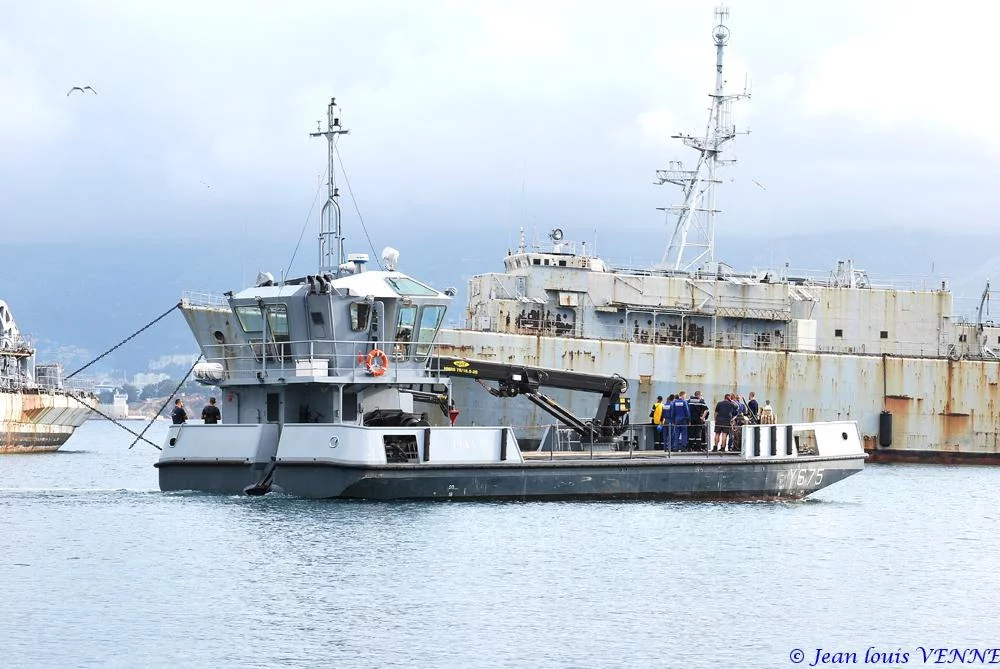 La coque de l’ex-Argens transférée à la base navale de Toulon