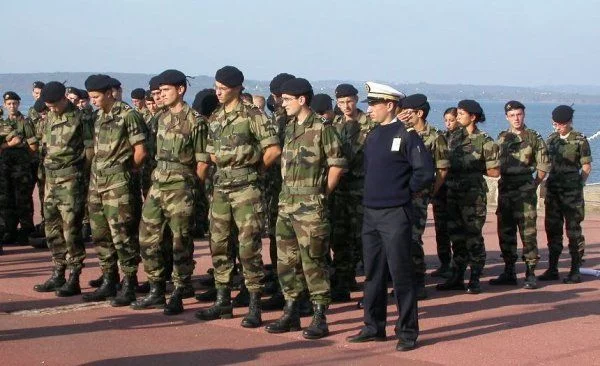 Appel des élèves polytechniciens sur le parvis de l'Ecole Navale