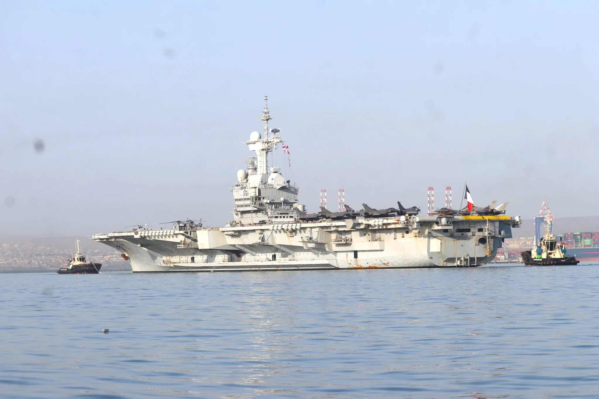 Le porte-avions Charles de Gaulle à Djibouti