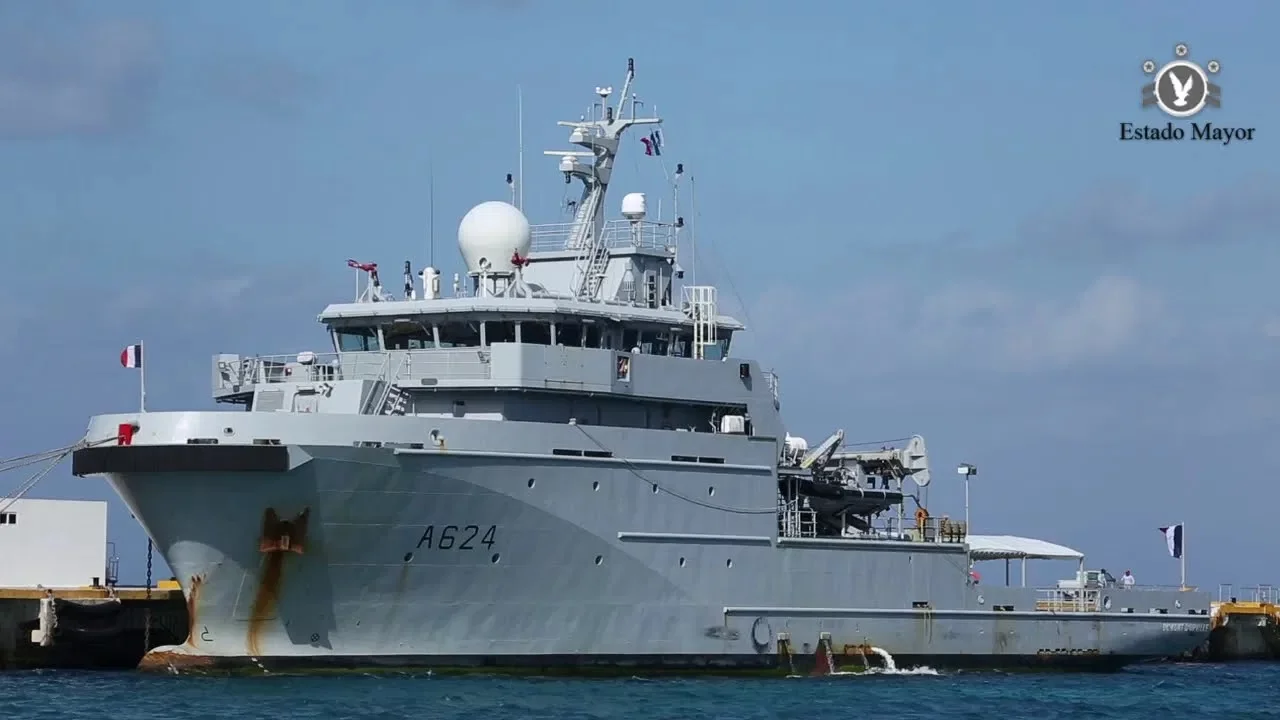 Le BSAOM Dumont d'Urville accosté dans le port de Cozumel (Mexique)