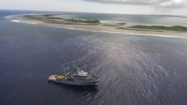 Le Bougainville au large de l'atoll de Rangiroa