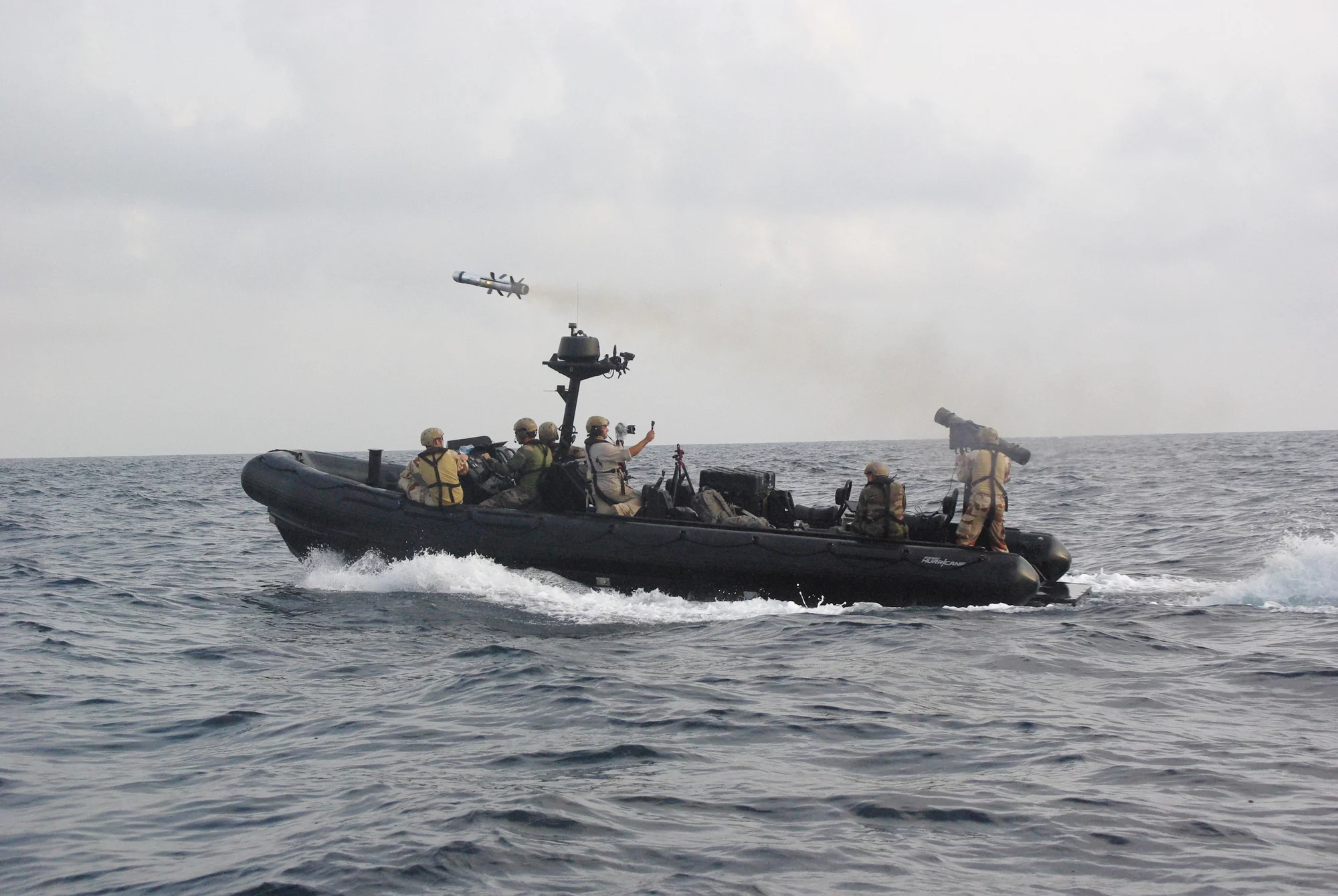 Des commandos-marine lancent un missile à moyenne portée (MMP) depuis la mer