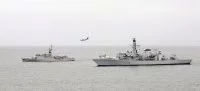 L'aviso Cdt Blaison et la frégate britannique HMS Iron Duke