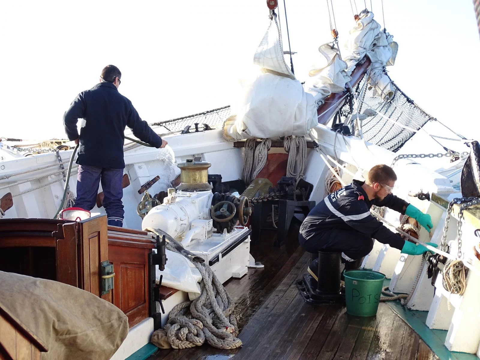 Nettoyage en profondeur sous le soleil retrouvé sur le pont de la Belle Poule