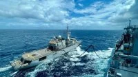 Le bâtiment ravitailleur (BRF) des forces Jacques Stosskopf effectue un ravitaillement à la mer avec la frégate de surveillance Germinal