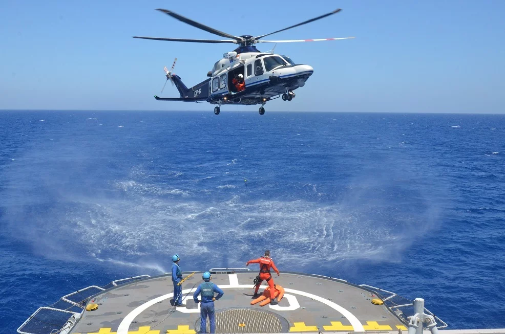 Un hélicoptère chypriote au-dessus de la plage arrière de la frégate Cassard