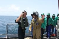 Le commandant de la force EU NAVFOR à bord du Floréal