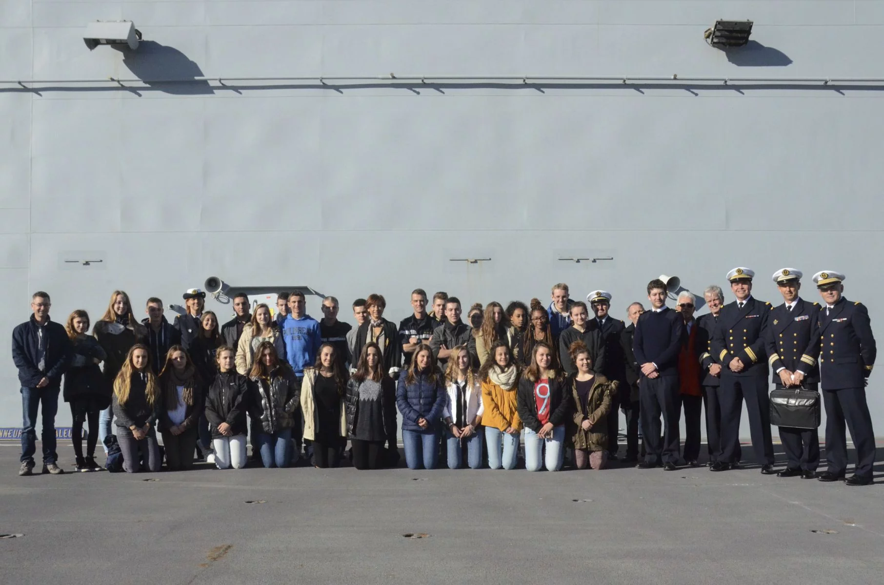 La classe de 1ère ES du Lycée Amiral de Grasse sur le pont du Dixmude