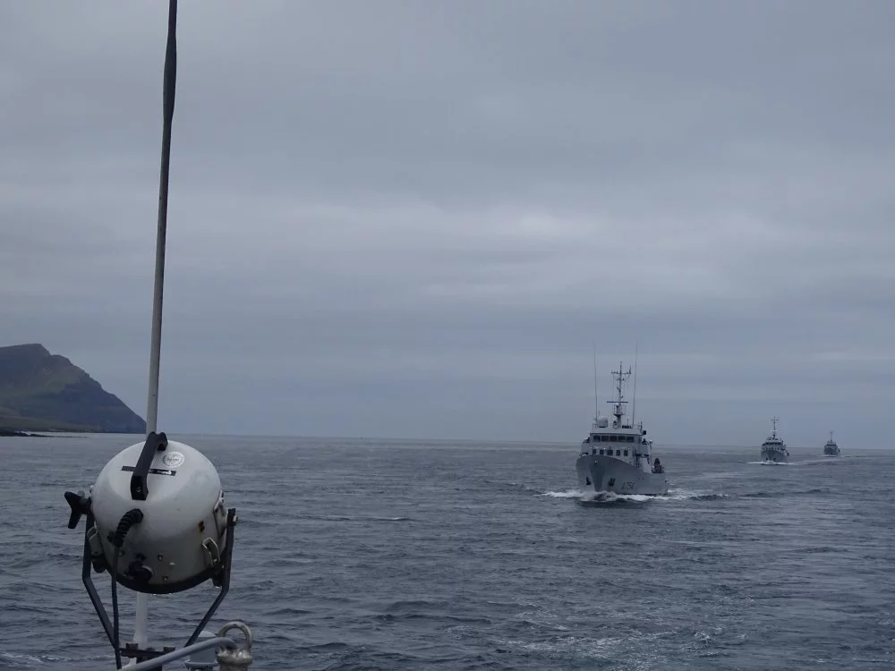 Les bâtiments-école entrent dans la baie de Scapa Flow