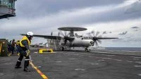 Le capitaine de vaisseau Puga, autorise avec son sabre le 1006ème catapultage de FR3