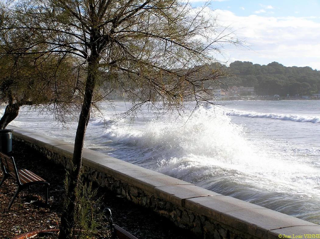 Les vagues se brisent sur le mur de protection