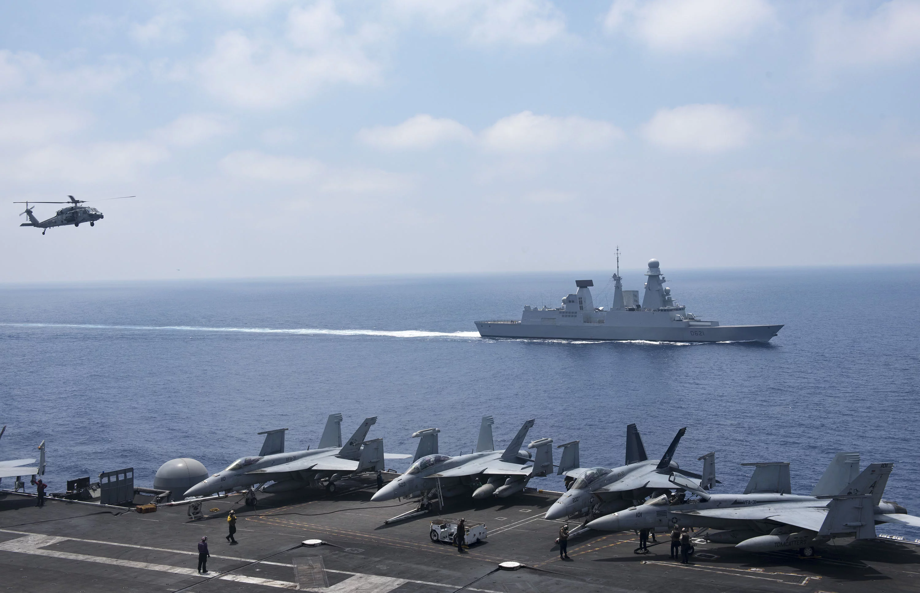 La frégate Chevalier Paul navigue en Méditerranée aux côtés du porte-avions USS George H.W. Bush